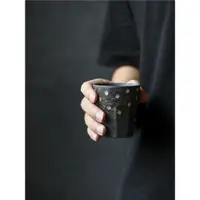 在飛比找ETMall東森購物網優惠-創意陶藝家手作粗陶十方平底手握杯茶杯咖啡杯鎏銀手繪禪黑馬克杯