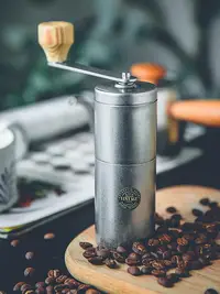 在飛比找Yahoo!奇摩拍賣優惠-咖啡機日本進口青芳制作所復古手動咖啡豆研磨機可調節手搖磨豆機