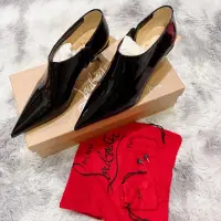 在飛比找蝦皮購物優惠-christian louboutin 紅底低跟鞋