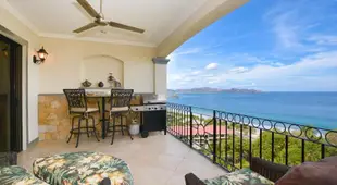 Exquisitely decorated 5th-floor aerie with views of two bays in Flamingo