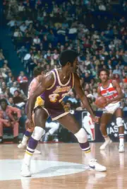 Lucius Allen Los Angeles Lakers in action v the Washington Bullet- 1976 Photo 4