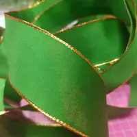 在飛比找蝦皮購物優惠-A3-30 嫘縈綠色金邊銅絲緞帶 手作素材 蝴蝶結緞帶 禮物