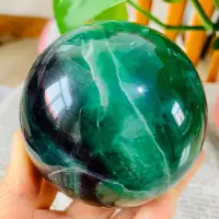 在飛比找Yahoo!奇摩拍賣優惠-FA81天然綠螢石水晶球擺件綠色水晶原石打磨屬木客廳辦公家居