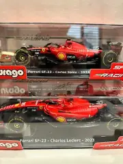 Bburago F1 TEAM Set Ferrari SF-23 Sainz/Leclerc, 1:24, Plus+! TCG Memorabilia