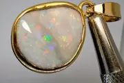 Opal Pendant (Mintabie) Solid Yellow Gold Gold 22K Bezel + 18K Bale
