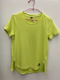 在飛比找Yahoo!奇摩拍賣優惠-adidas 愛迪達女童透氣螢光綠短袖上衣