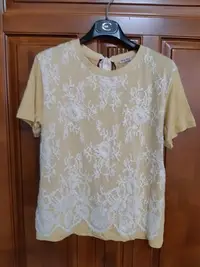 在飛比找Yahoo!奇摩拍賣優惠-極新  MIU MIU 米黃色 蕾絲裝飾  後綁帶  短袖 