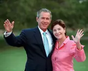 GEORGE W. BUSH WITH FIRST LADY LAURA BUSH - 8X10 PHOTO (ZZ-588)