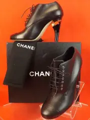 NIB CHANEL BLACK LEATHER LUCITE PEARL HEEL LACE UP G30455 ANKLE BOOTS 40.5 $1675