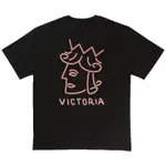 VICTORIA HK - 100-101-BLK QUEENHEAD LOGO TEE 短T (黑色) 化學原宿