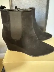Anne Klein Women's Valore Chelse Wedge Booties Black (Display Shoe) - 9MUS