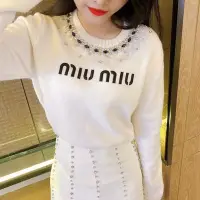 在飛比找Yahoo!奇摩拍賣優惠-#Miu Miu 領邊重工釘珠鑲鉆寬松字母立體刺繡百搭純色長