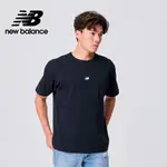 【NEW BALANCE】 NB 圓領背面LOGO短袖上衣_男性_黑色_MT31504BK