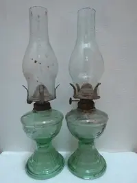 在飛比找Yahoo!奇摩拍賣優惠-[ 廣緣 ] 古早玻璃油燈一對(可用)  **可議價**
