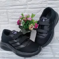 在飛比找蝦皮購物優惠-Zckn8589 童鞋 ADIDAS 經典黑校鞋 SD.3.