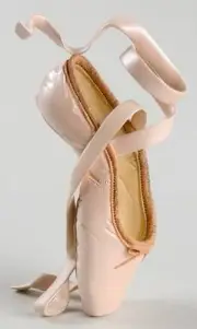 Just the Right Shoe En Pointe Figurine