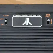 Atari 2600 / 2600+ Cartridge Slot Dust Cover - 4-switch version - Logo only- BW