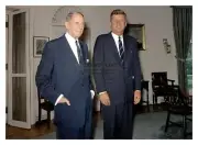 PRESIDENT JOHN F. KENNEDY JFK AND GENERAL DOUGLAS MacARTHUR 5X7 PHOTO