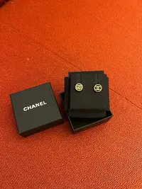 在飛比找Yahoo!奇摩拍賣優惠-Chanel 黑金雙c鈕扣耳釘 閉眼入的款式 經典百搭 $2