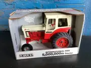 NICE NIB ERTL 1/16 INTERNATIONAL FARMALL 1066 SPECIAL ED. 5,000,000th TRACTOR