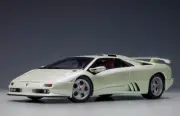 79141 AUTOart 1:18 Lamborghini Diablo SE30 Jota (BALLON WHITE/Pearl White)
