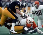 Offensive lineman Doug Dieken Cleveland Browns is sandwiched betwe- Old Photo