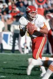 Tony Adams Kansas City Chiefs drops back to pass v the Oakland Rai- Old Photo 6