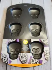 Wilton Mini Skull Treat Cakes Non Stick Pan makes 6