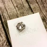 在飛比找蝦皮購物優惠-Pandora charm 行李箱飾品（二手）