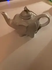 BIA CORDON BLUE PORCELAIN ELEPHANT TEA POT 28OZ WHITE