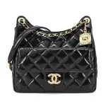 【CHANEL 香奈兒】HOBO BAG 經典雙C LOGO菱格紋小牛皮流浪包(黑色)