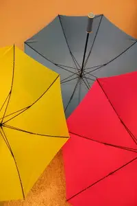 在飛比找樂天市場購物網優惠-加大雙人熒光色時尚達人長柄晴雨傘抗風情侶傘配傘套車用輕便