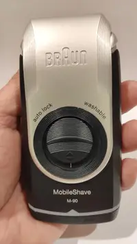在飛比找Yahoo!奇摩拍賣優惠-德國百靈BRAUN電池式輕便型電動刮鬍刀-M90