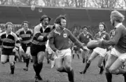 London Welshs John Dawes Lays The Ball Back To Teammate 1972 Old Photo