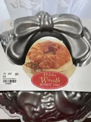 Nordic Ware Platinum Holiday Collection Wreath Bundt Pan 9 Cups Heavy Cast Alumi