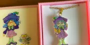 STRAWBERRY SHORTCAKE "PLUM PUDDING VINTAGE NECKLACE AMERICAN GREETINGS 1985 NEW