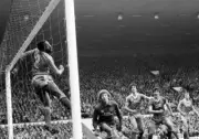 Chris Ramsey Of Brighton Hove Albion Heading The Ball 1983 OLD PHOTO