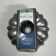 VINTAGE Nordic Ware Heavy Duty Cast Aluminum Original Bundt Cake Pan 12 Cups NEW