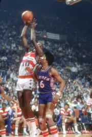 Bob Dandridge Washington Bullets shoots over Julius Erving Philade- Old Photo