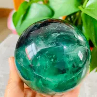 在飛比找Yahoo!奇摩拍賣優惠-FA82天然綠螢石水晶球擺件綠色水晶原石打磨屬木客廳辦公家居