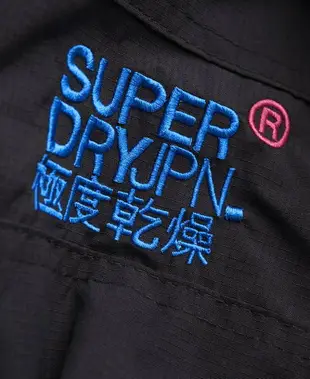 跩狗嚴選 極度乾燥 Superdry 女款 透氣網眼內裡 薄款 風衣 外套 防風 連帽 黑藍 金屬藍