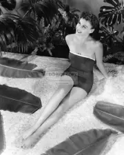 ACTRESS PAULETTE GODDARD - 8X10 PUBLICITY PHOTO (ZY-307)