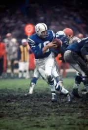 Quarterback Johnny Unitas Of The Baltimore Colts Drops Back 1971 NFL OLD PHOTO 7