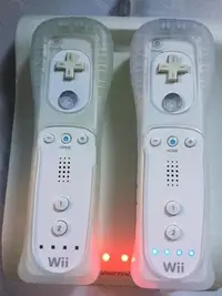 在飛比找Yahoo!奇摩拍賣優惠-_二手良品_Wii GAMETEC座充 無接點式充電座+專用