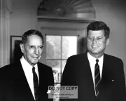 PRESIDENT JOHN F. KENNEDY WITH GENERAL DOUGLAS MacARTHUR - 8X10 PHOTO (AB-507)