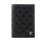 【CHANEL 香奈兒】金色CC LOGO 粒紋牛皮護照夾/卡片夾(黑色)