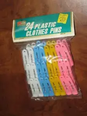 Vintage Kmart 24 Plastic Clothes Pins New in Package NOS (N626)