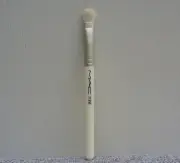 MAC 213SE White Fluff Brush / Eye Shadow Brush, Travel Size, Brand New!