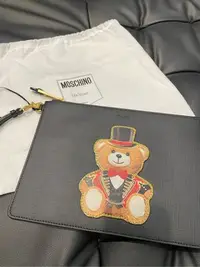 在飛比找Yahoo!奇摩拍賣優惠-【EZ兔購】~正品 MOSCHINO 熊  手拿包 ~現貨