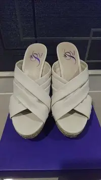 在飛比找Yahoo!奇摩拍賣優惠-miss sofi 楔形涼鞋